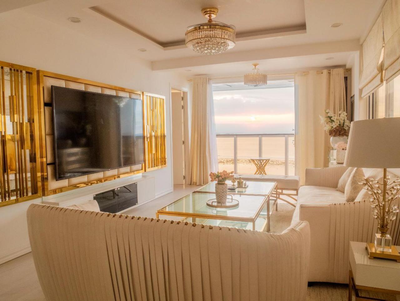 Beachfront Seaview Apartment 말레 외부 사진