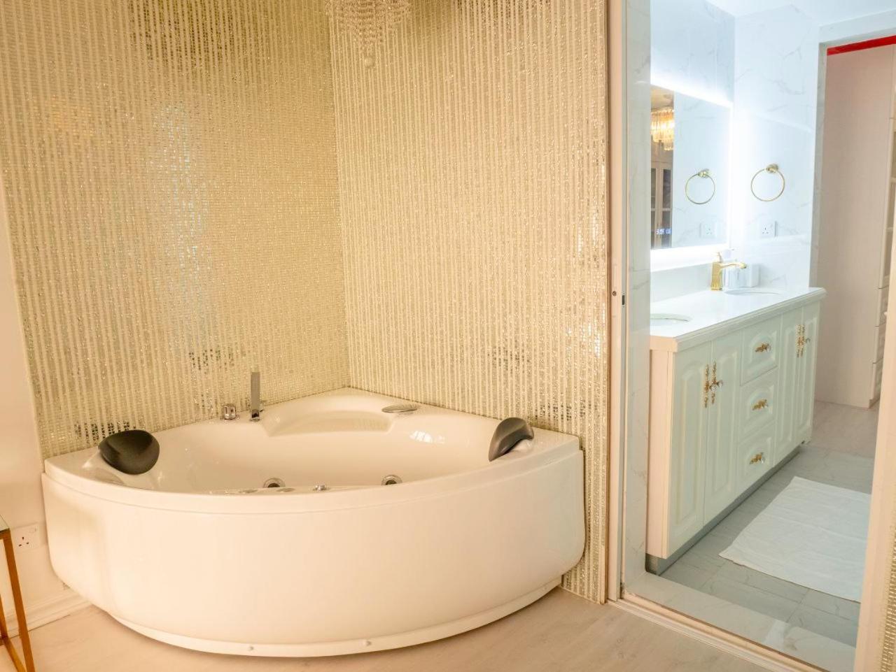 Beachfront Seaview Apartment 말레 외부 사진