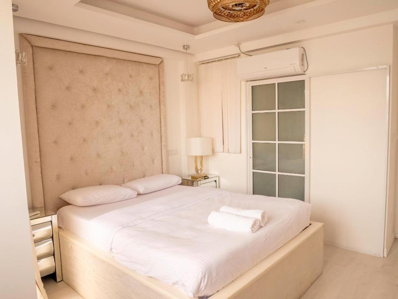 Beachfront Seaview Apartment 말레 외부 사진