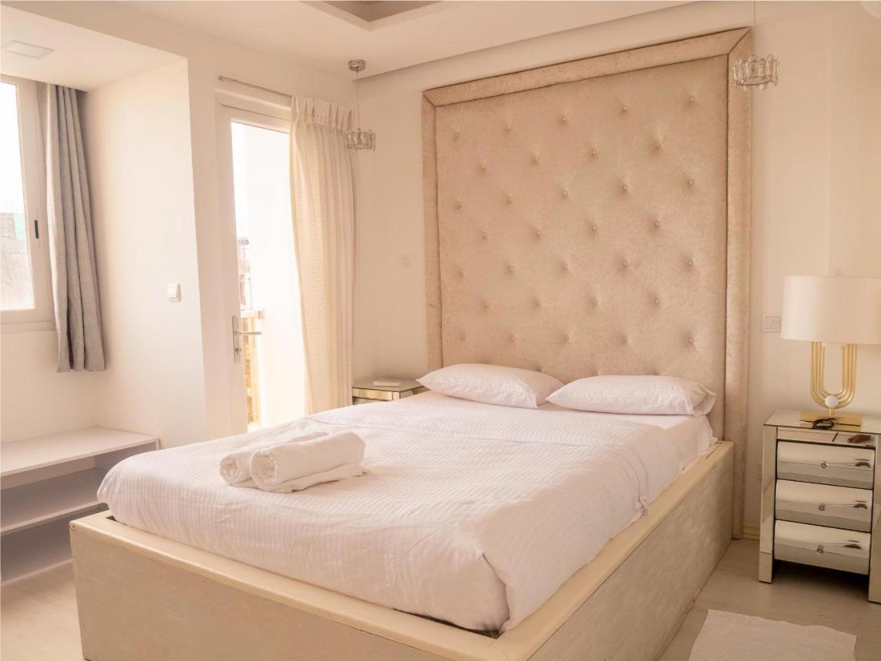 Beachfront Seaview Apartment 말레 외부 사진